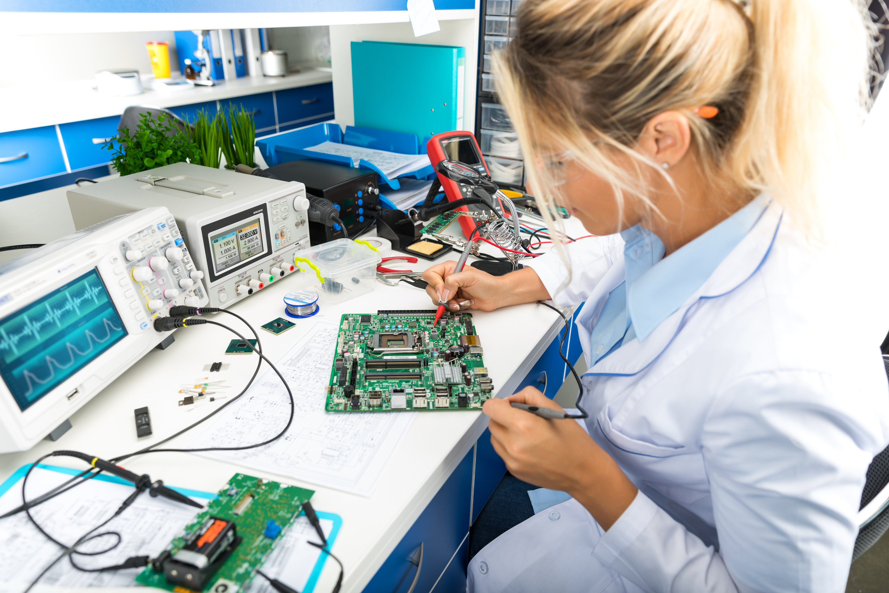 Tecnica reparando placa base